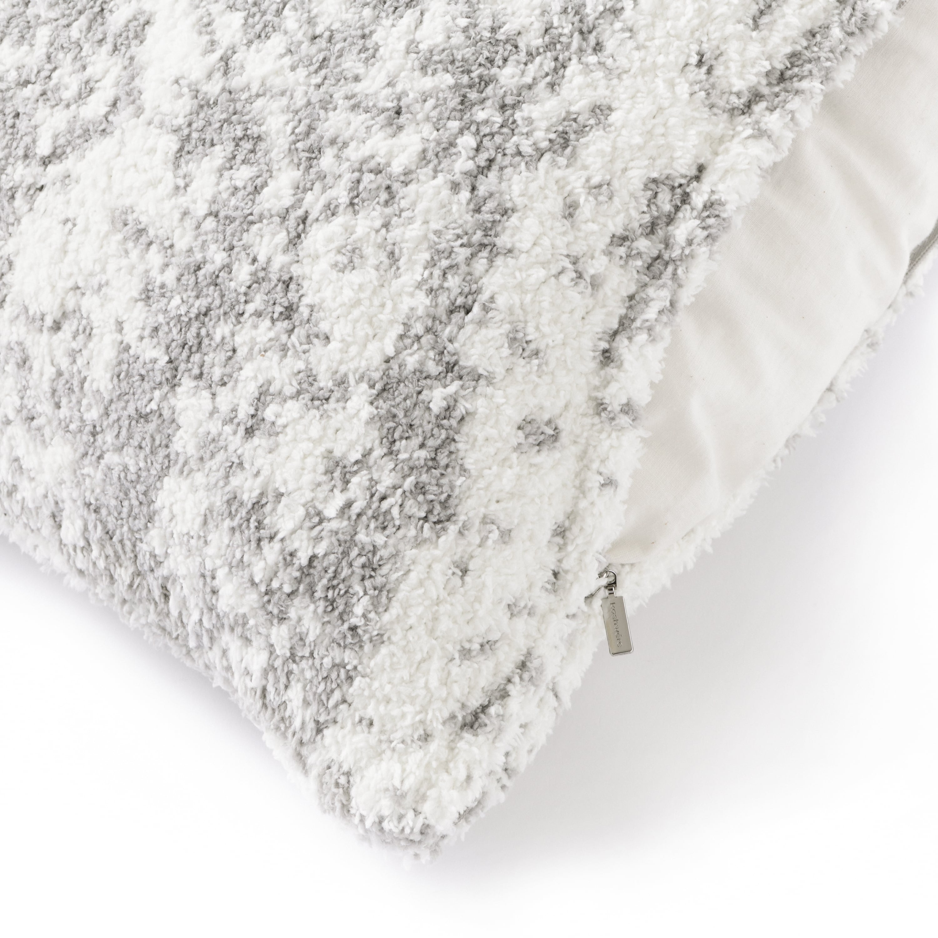 PILLOW CASE / BRUSH
